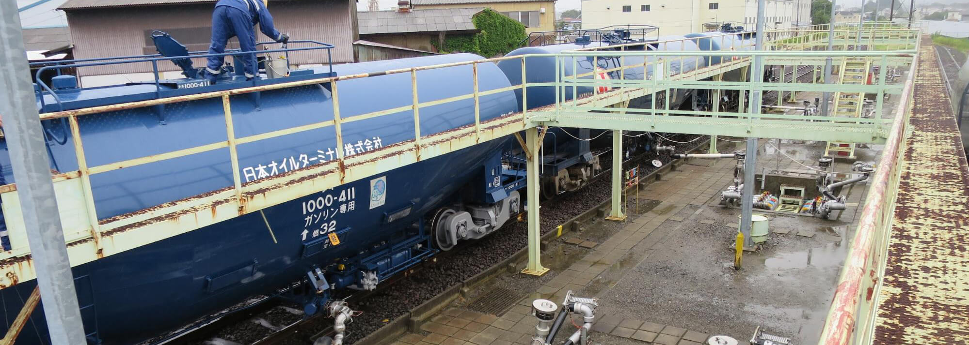 到着タンク車の荷卸し